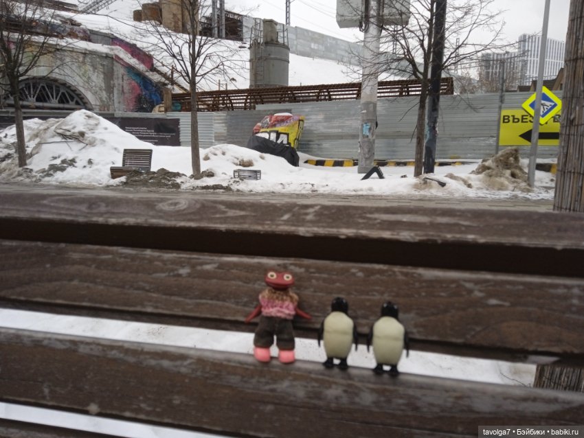 Странная компания на весенней городской прогулке