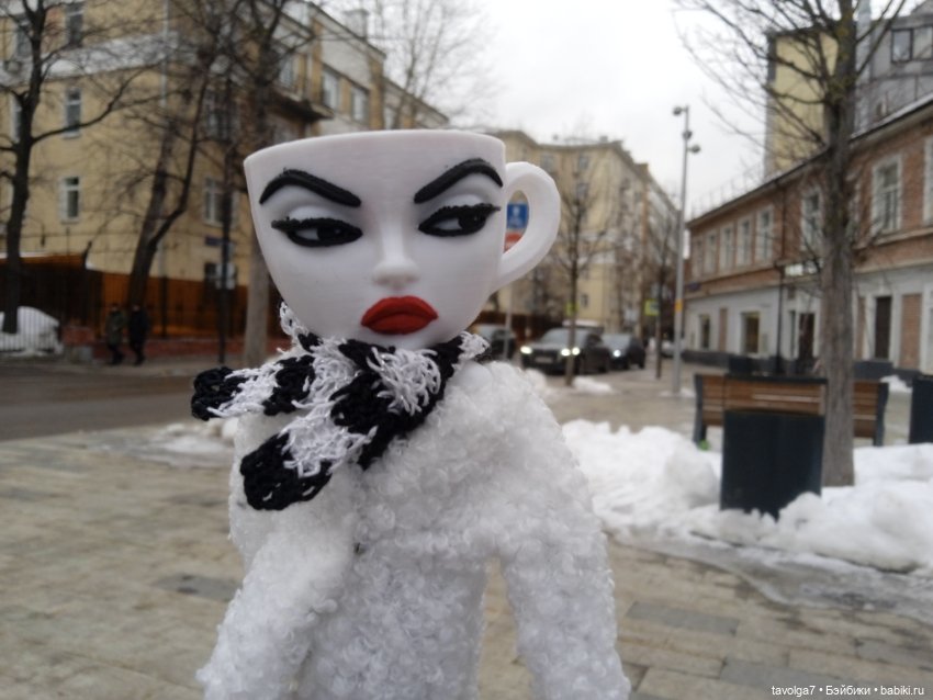 Странная компания на весенней городской прогулке