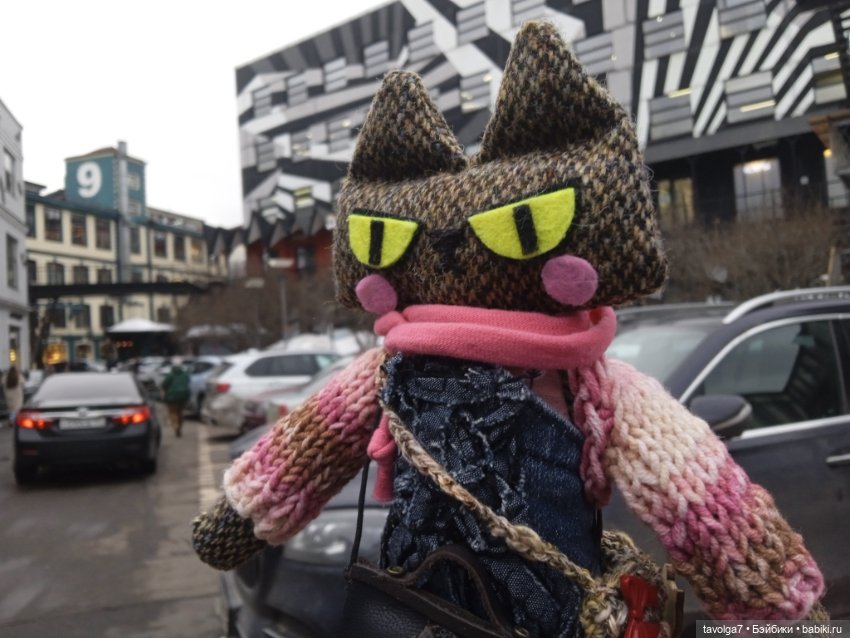 Странная компания на весенней городской прогулке