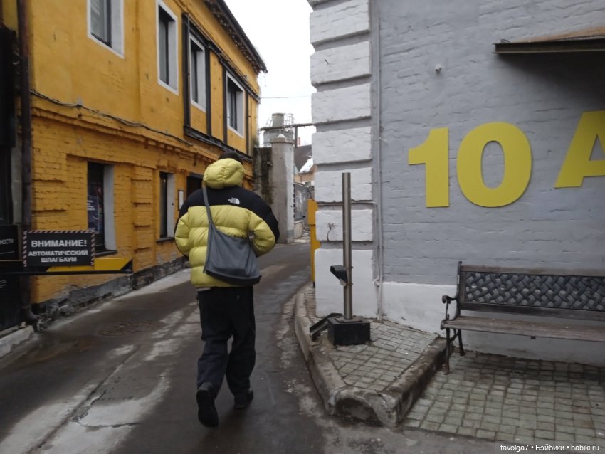Странная компания на весенней городской прогулке