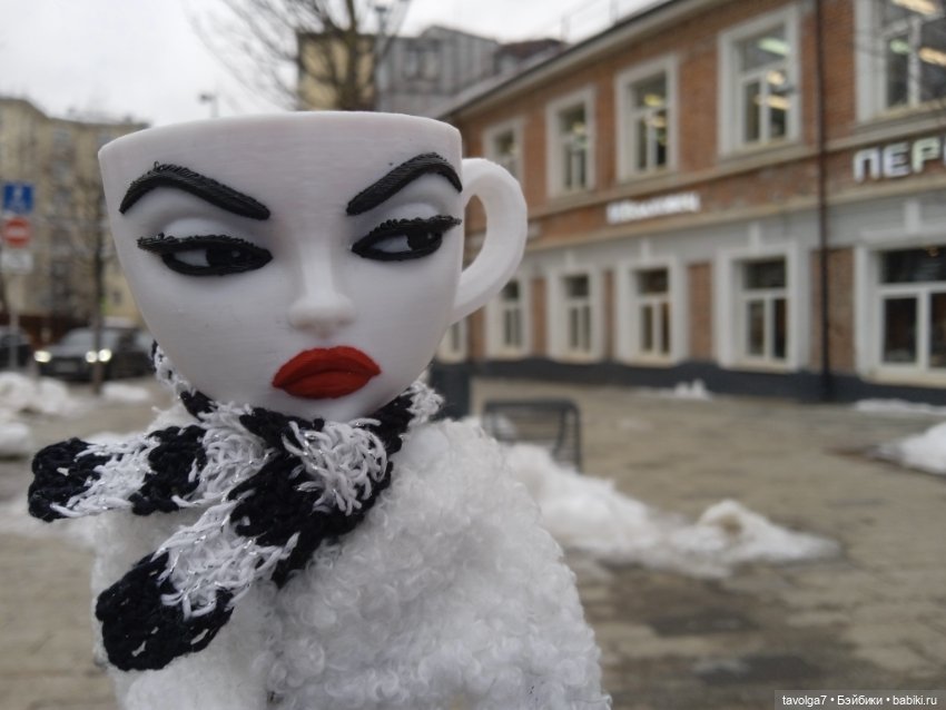 Странная компания на весенней городской прогулке