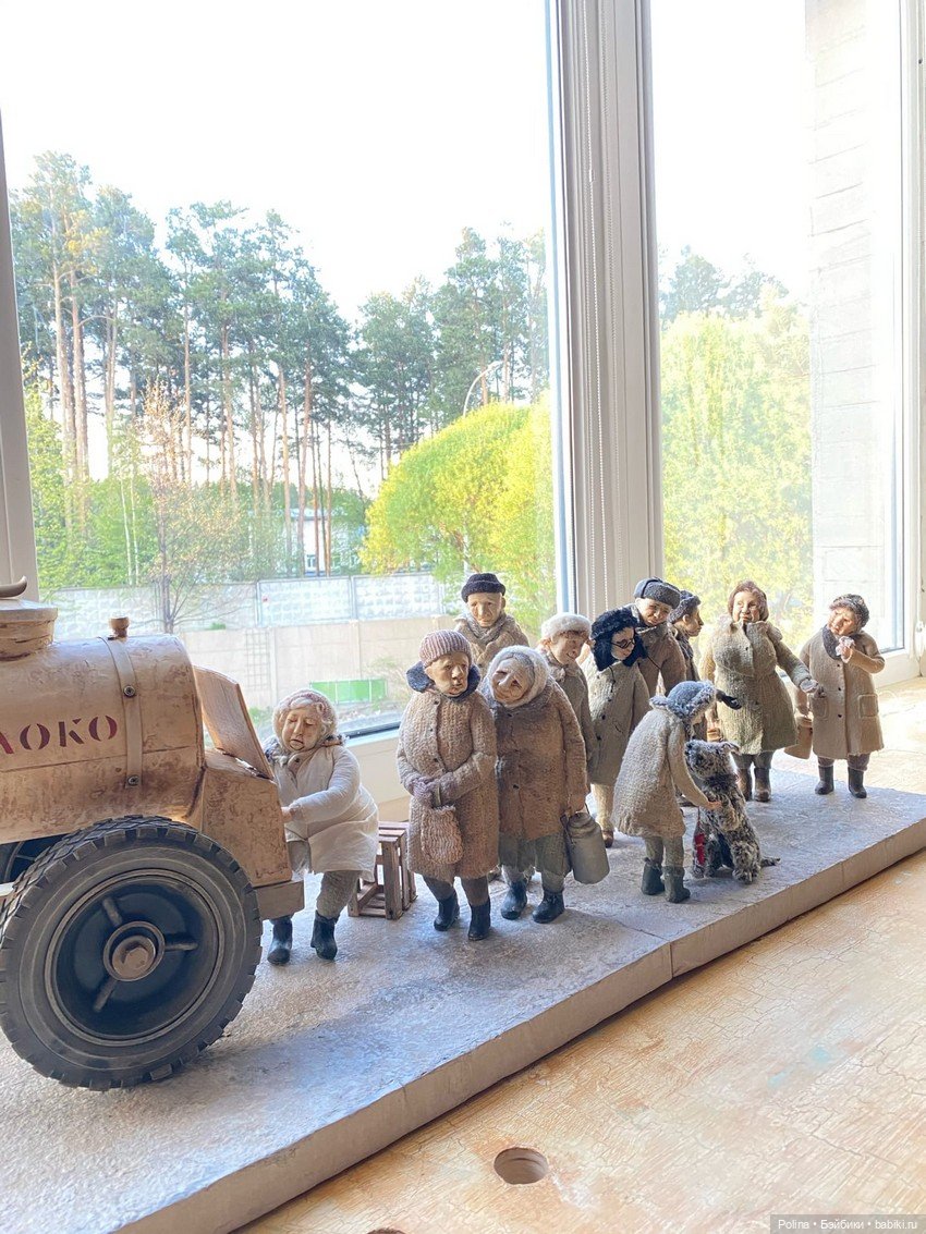 Многофигурная композиция «Очередь» Елены Злоказовой