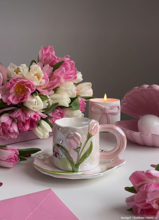 Тюльпаны, кофе - цвет апреля