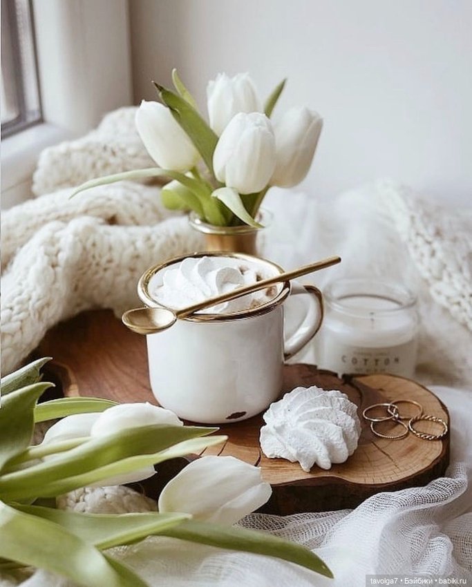 Тюльпаны, кофе - цвет апреля