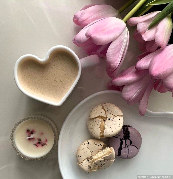 Тюльпаны, кофе - цвет апреля