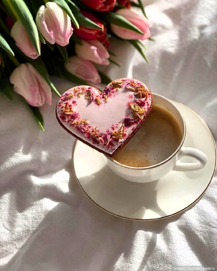 Тюльпаны, кофе - цвет апреля