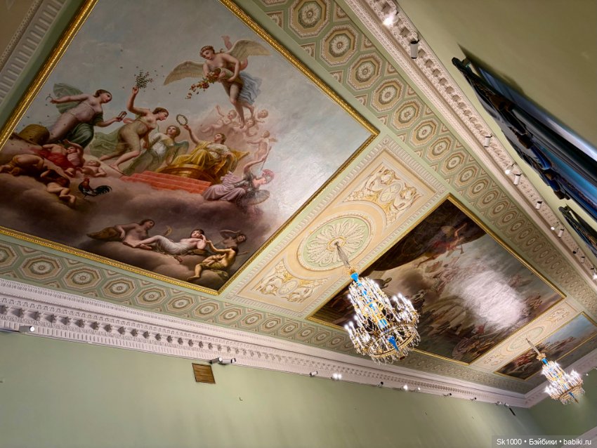 Михайловский замок с Никой