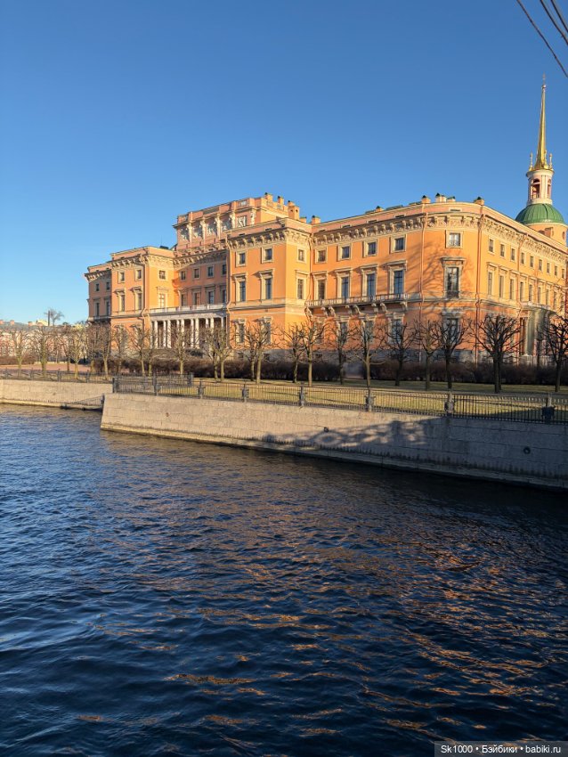 Михайловский замок с Никой