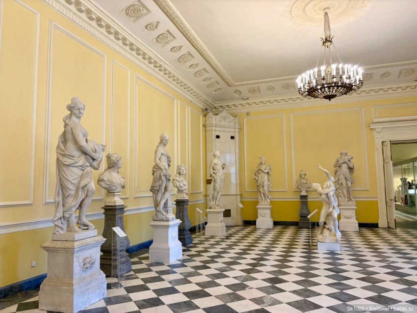 Михайловский замок с Никой