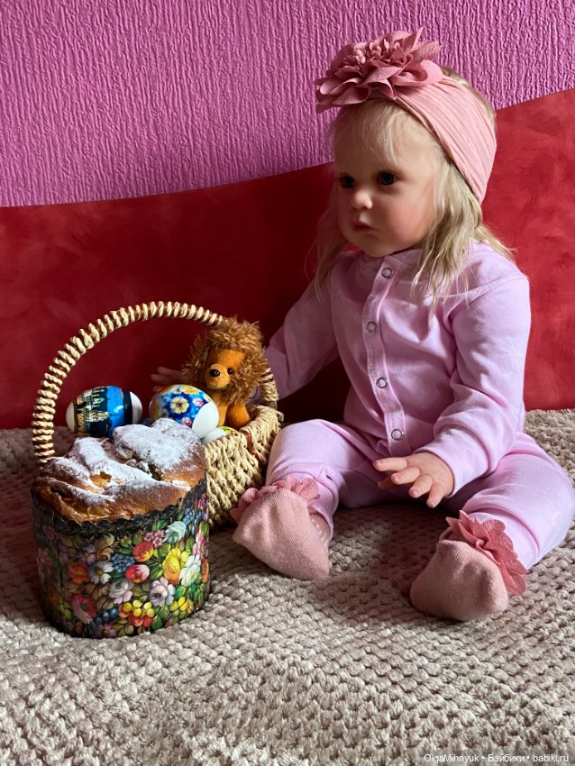 Маруся и Ульяша поздравляют всех со светлым пасхальным воскресеньем