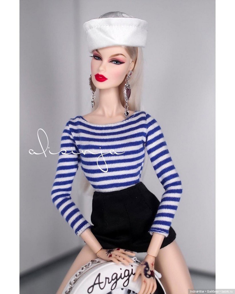 Морской бриз и татуировки: Ванесса Перрен в объективе AlissaVert