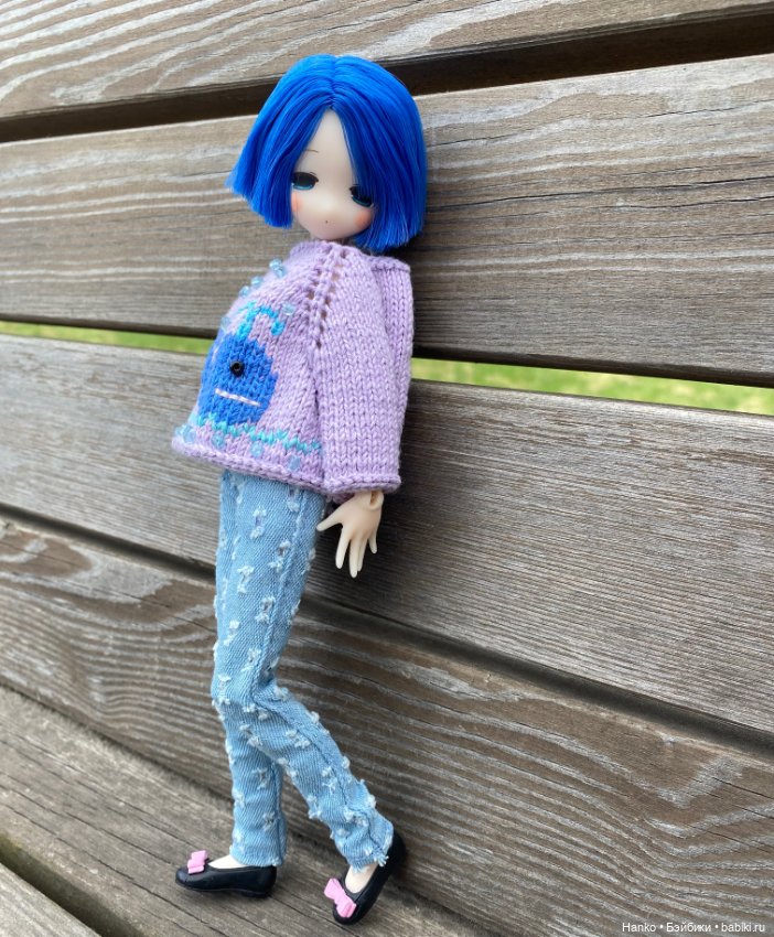 Девочка с синими волосами