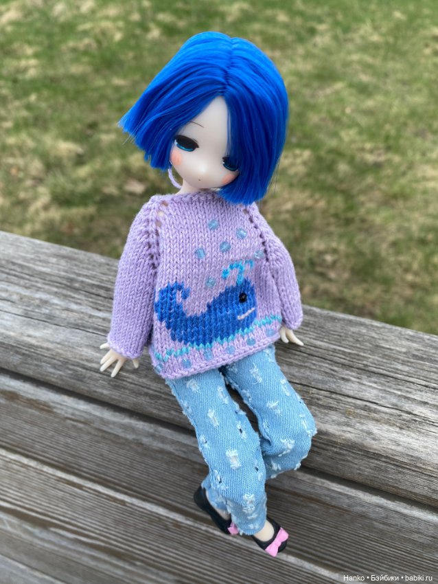 Девочка с синими волосами