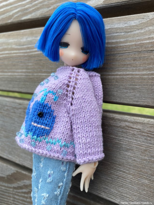 Девочка с синими волосами