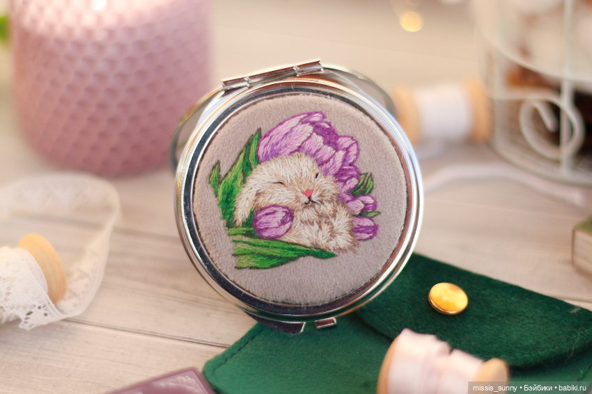 Карманное зеркало с вышивкой