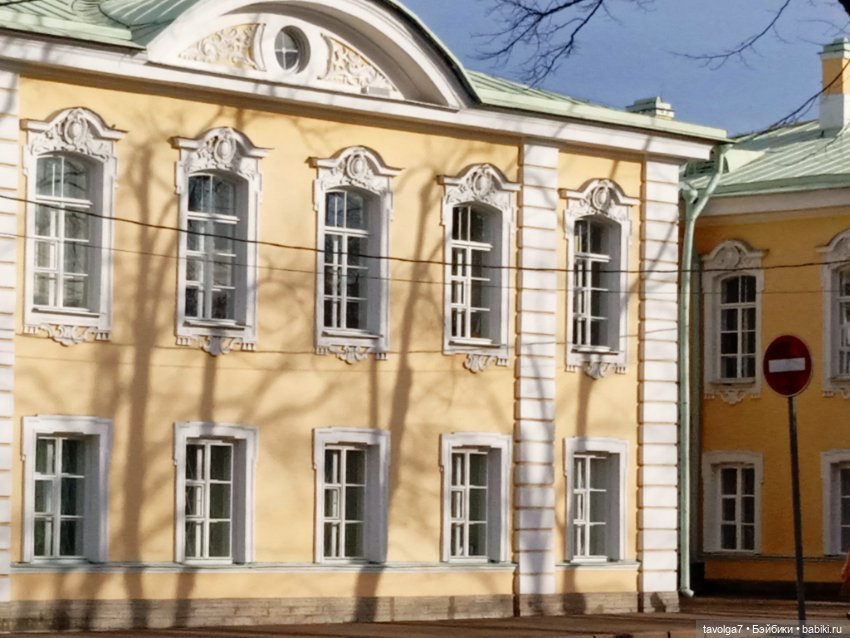 Петергоф в апреле 2026 с историческими справками