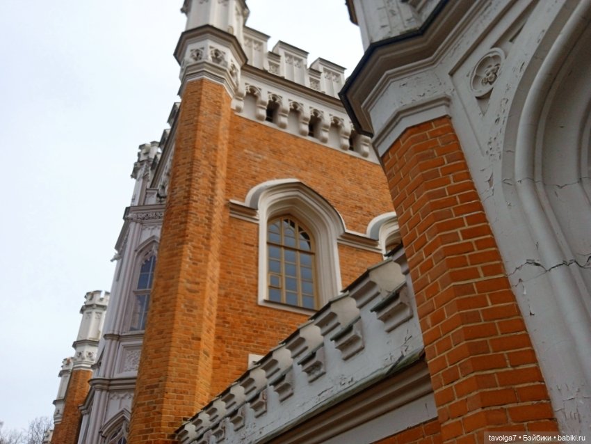 Дворцовые конюшни в Петергофе