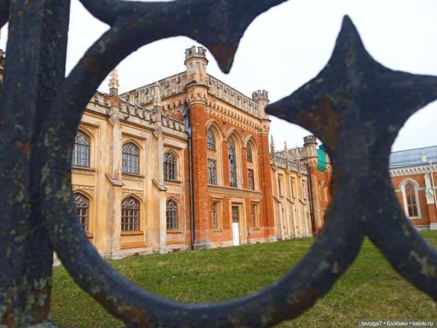 Петергоф в апреле 2026 с историческими справками