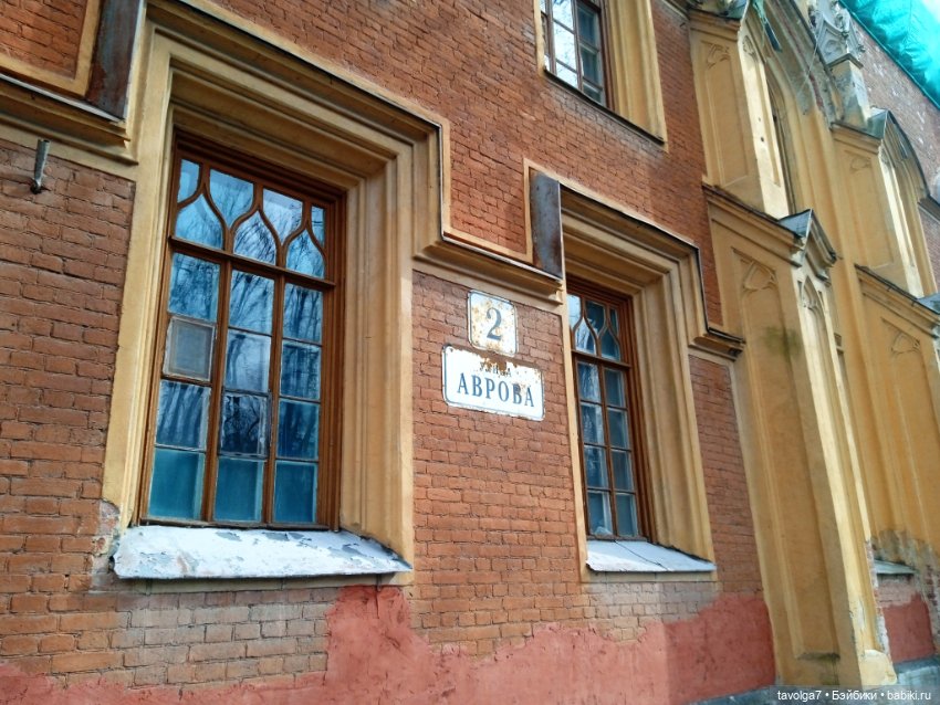 Дворцовые конюшни в Петергофе