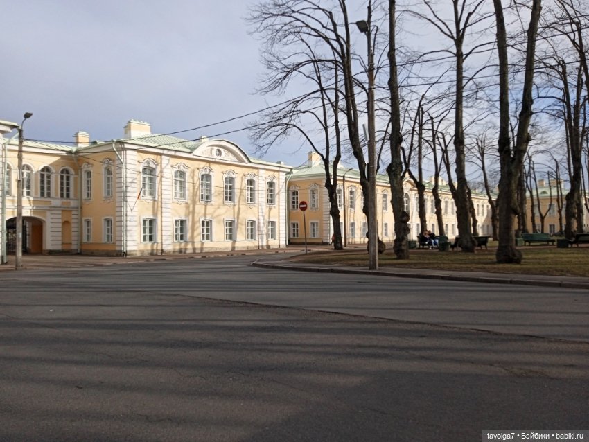 Петергоф в апреле 2026 с историческими справками