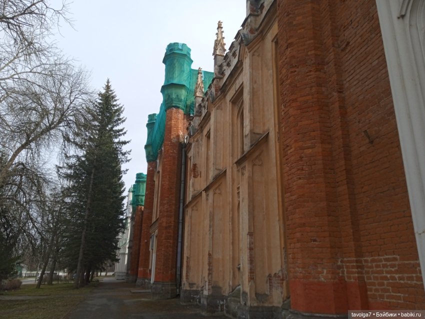 Дворцовые конюшни в Петергофе