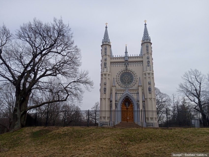 Дворцовые конюшни в Петергофе