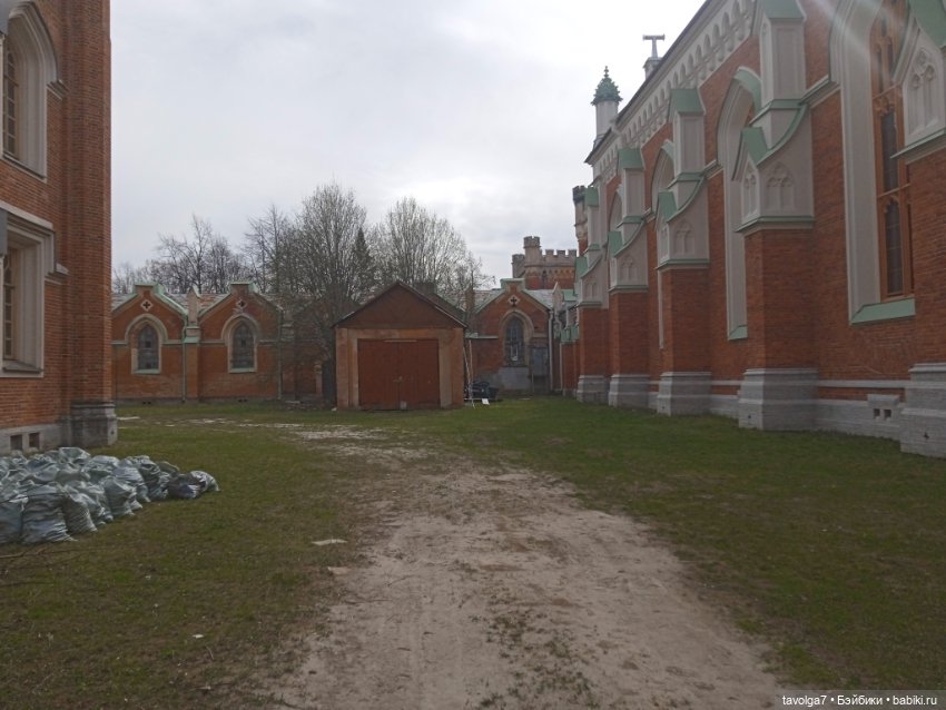 Дворцовые конюшни в Петергофе