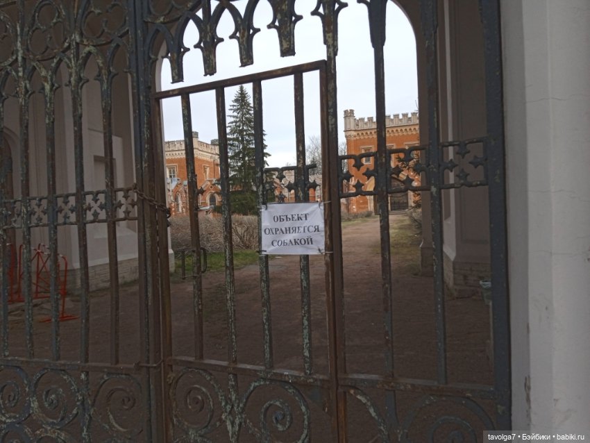 Дворцовые конюшни в Петергофе