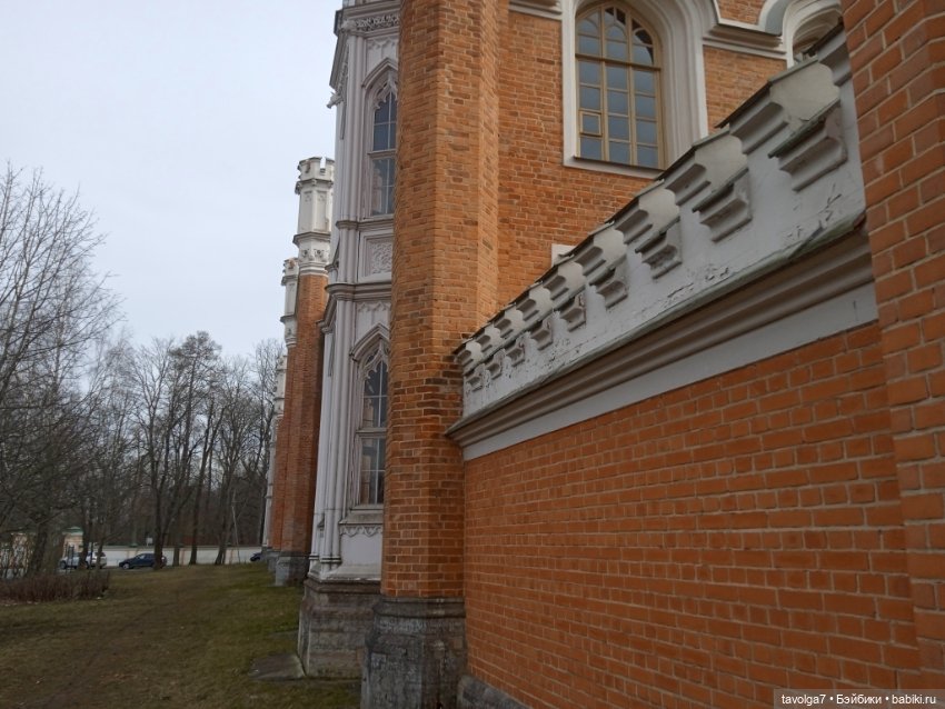 Дворцовые конюшни в Петергофе