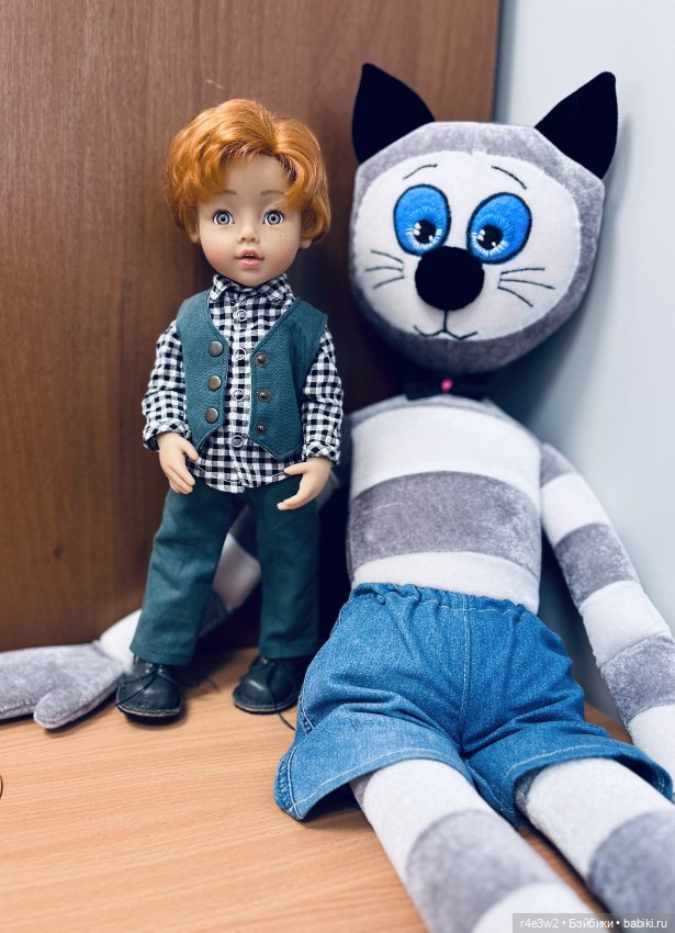 Мишка поздравляет всех с наступающим 1 Мая)