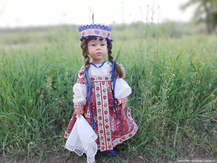Идет красавица, плывет лебёдушкой, и все любуются её красой (фото 2)