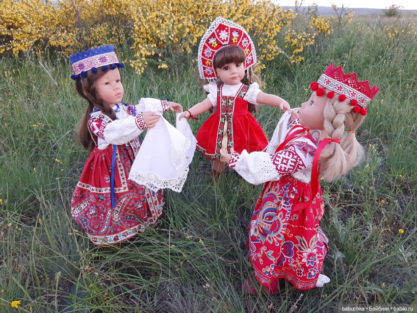 Идет красавица, плывет лебёдушкой, и все любуются её красой