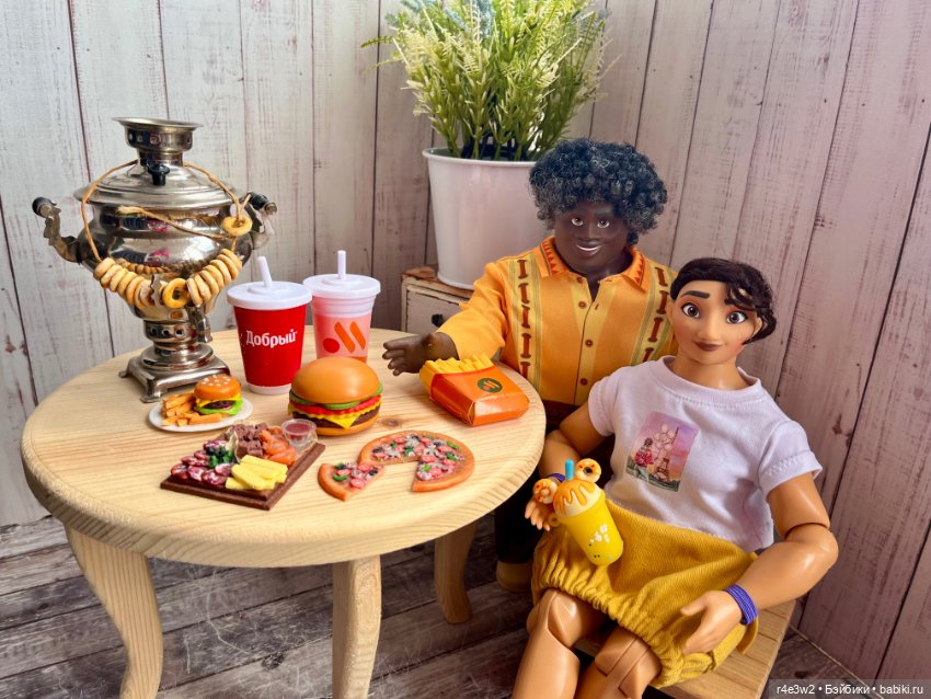Вредный обед …🍕🍕🍕 — Куклы Disney Animators и Принцессы Диснея: Disney Store