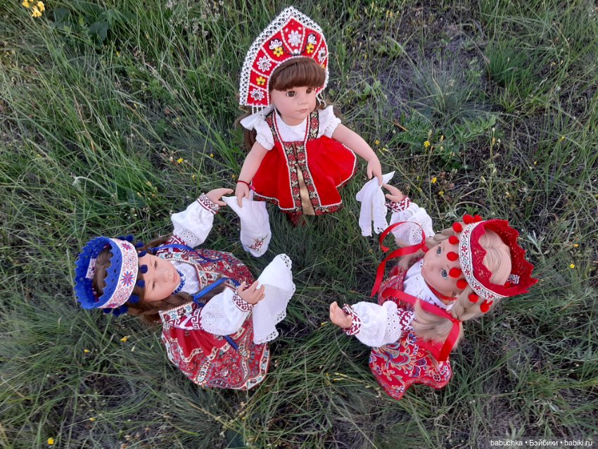 Идет красавица, плывет лебёдушкой, и все любуются её красой