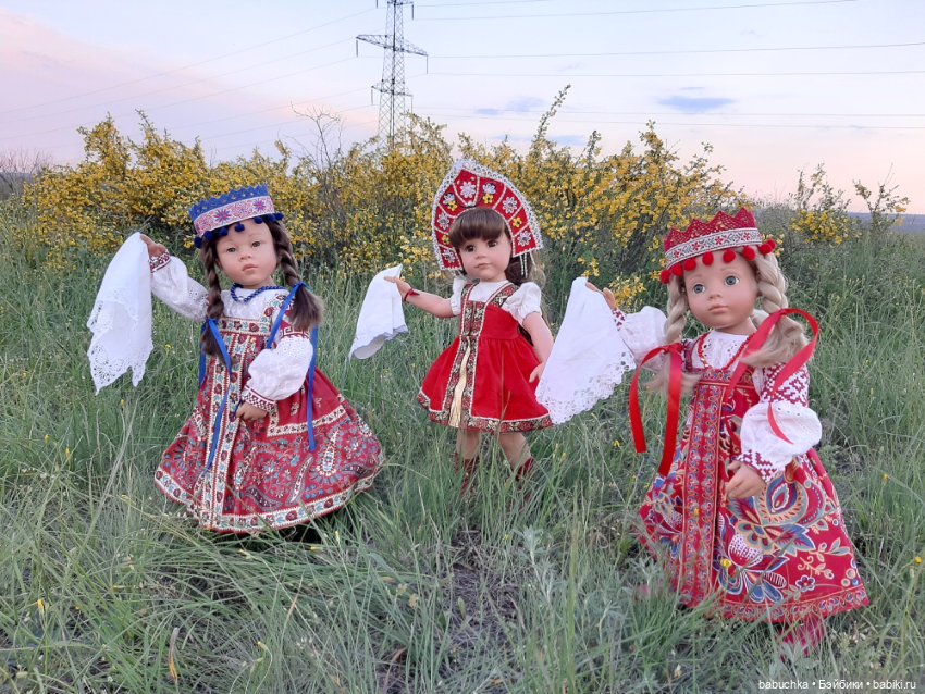 Идет красавица, плывет лебёдушкой, и все любуются её красой