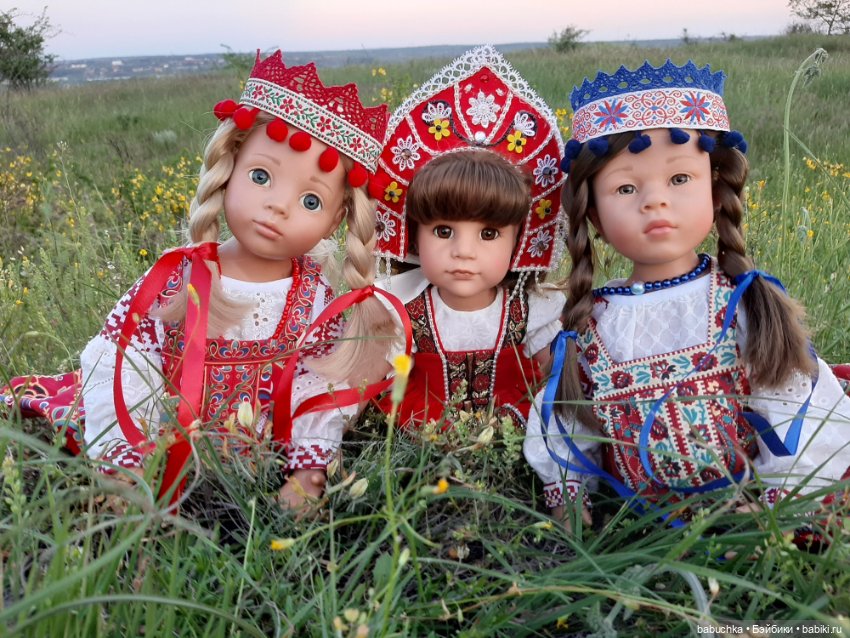 Идет красавица, плывет лебёдушкой, и все любуются её красой