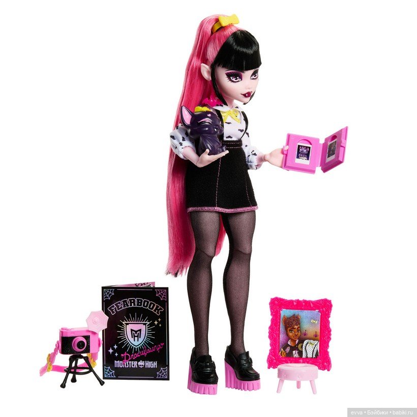 Дракулаура присоединилась к серии Monster High Fearbook