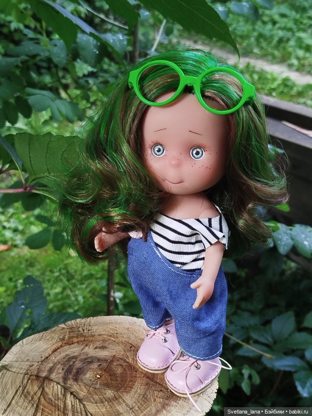 Как одевать куклу с цветными волосами