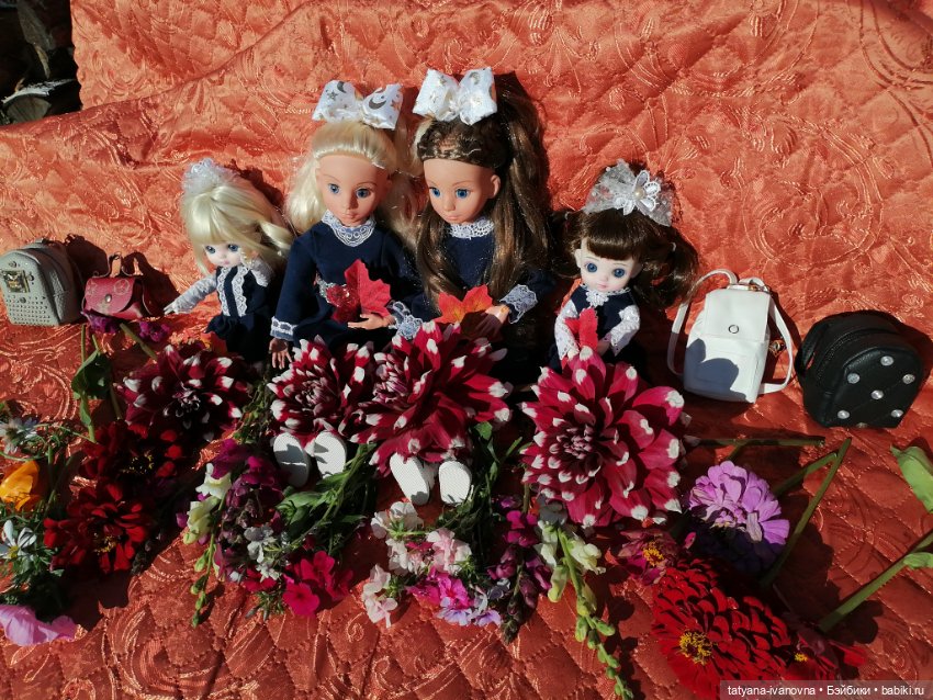В школу мамы провожают дочек . 1 сентября