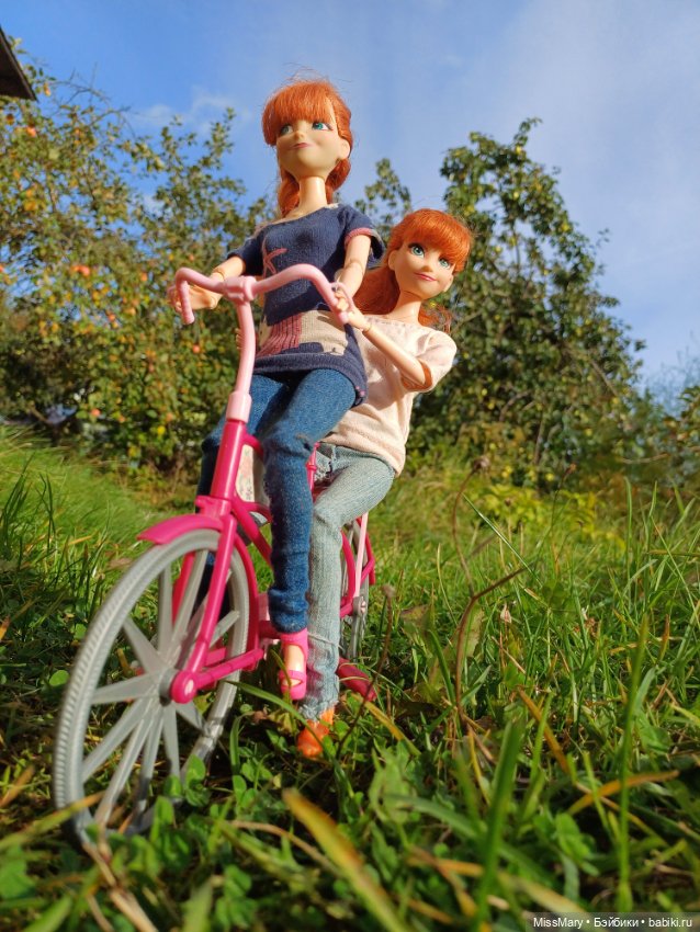 Анька и Танька на велопрогулке 🚲