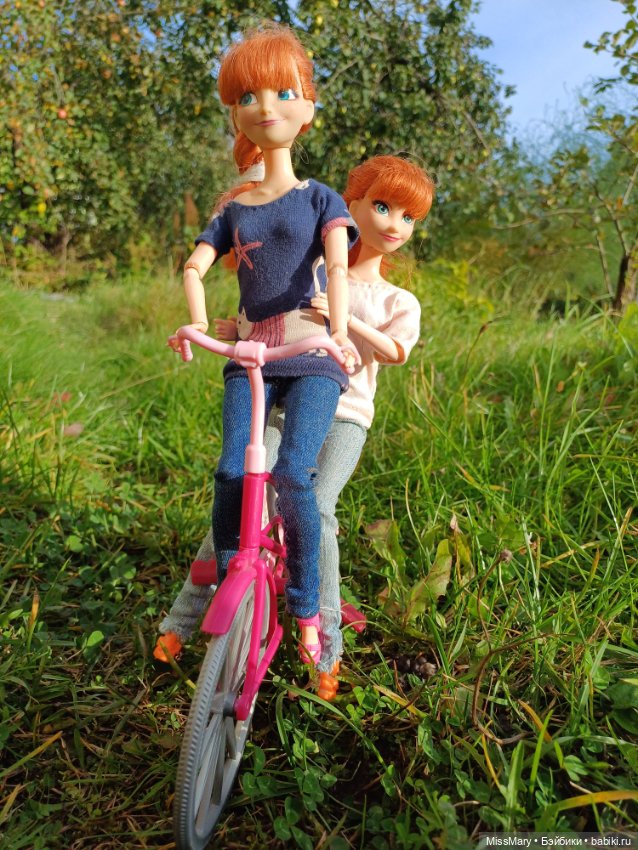 Анька и Танька на велопрогулке 🚲