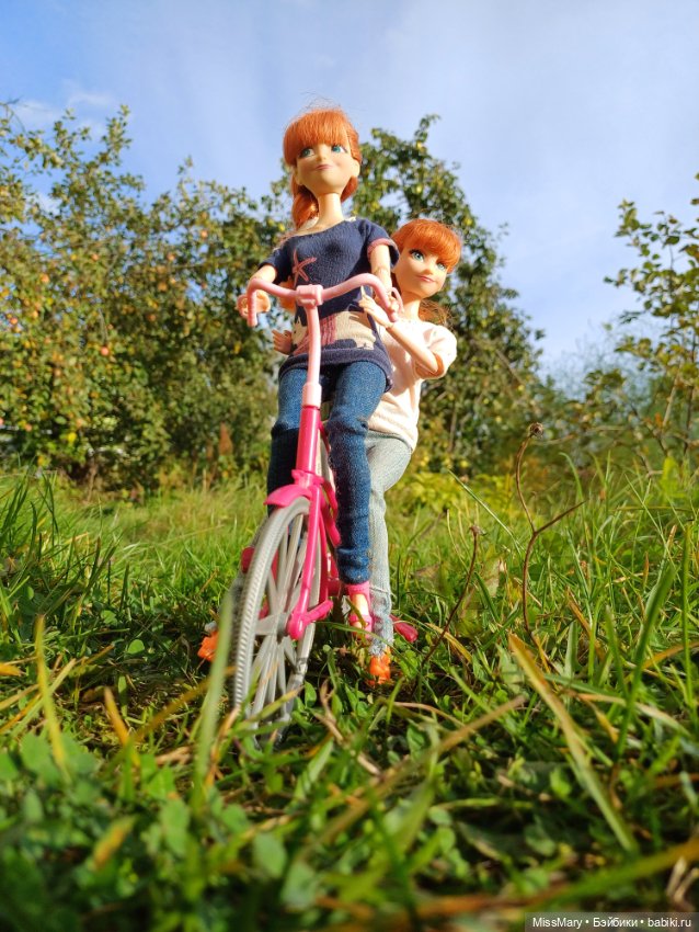Анька и Танька на велопрогулке 🚲