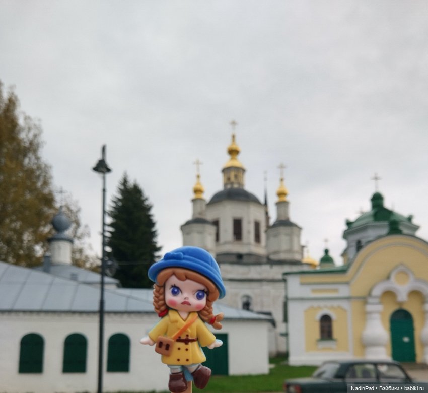 Маленькая уткодевочка в жёлтом пальто.1