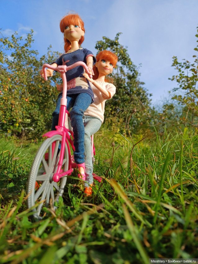 Анька и Танька на велопрогулке 🚲