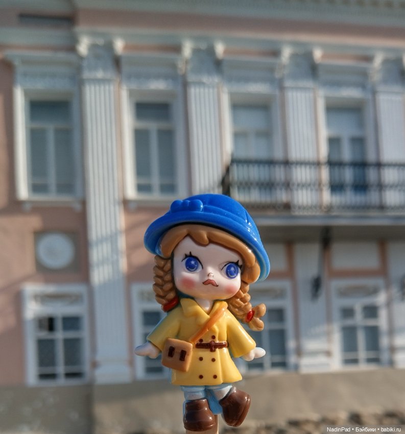 Маленькая уткодевочка в жёлтом пальто.2