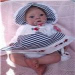 Солнышко светит,ребенок в саду, а мамка играет