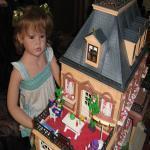 Сегодня мои лапушки решили поиграть с векторианским домиком