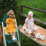 Мои малышки провели субботний вечер на даче