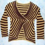 Легким движением рук кофта превращается....