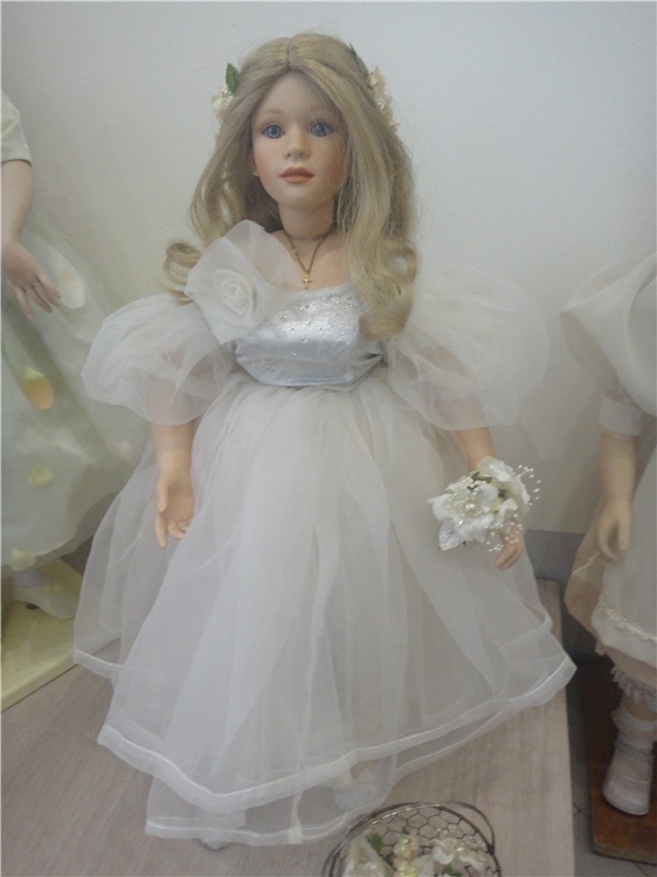 Выставка " Лабиринты кукольной жизни"